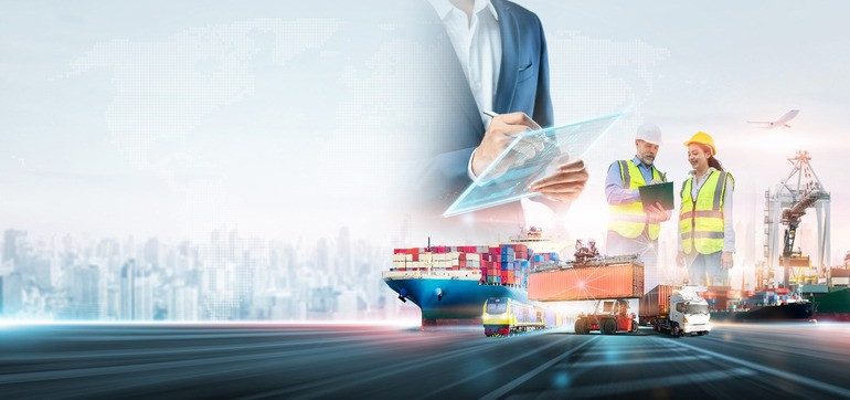 Sinh viên Đại học trên sân trường