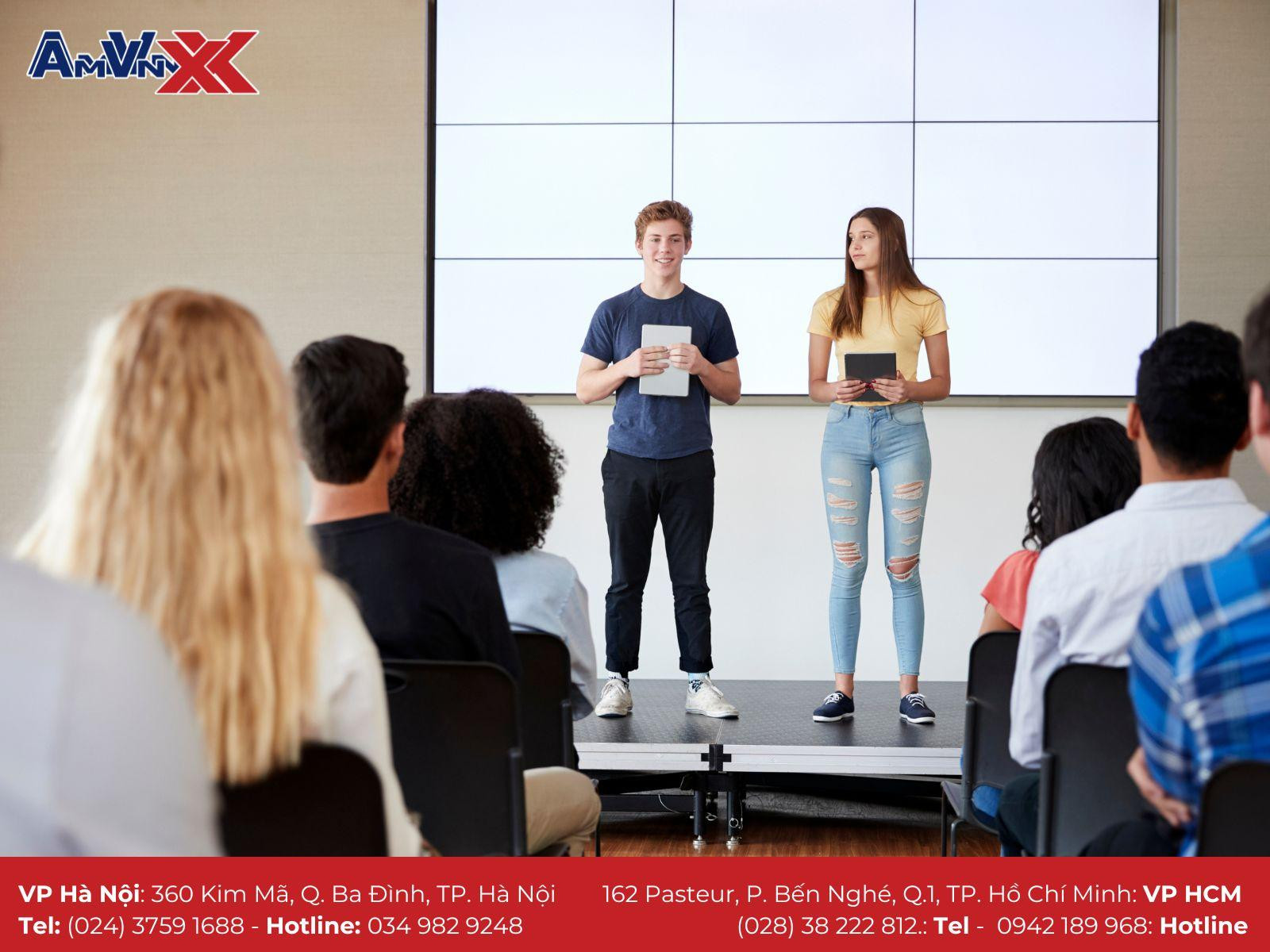 Sinh viên ngành mỹ thuật tại Nhật Bản đang thực hành vẽ tranh kỹ thuật số trong một studio hiện đại, thể hiện sự phát triển của du học mỹ thuật