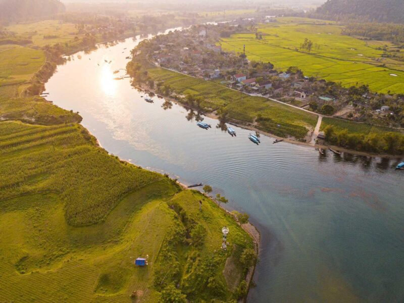 Tranh vẽ bằng màu nước phong cảnh thiên nhiên rực rỡ sống động với cây cối và dòng sông