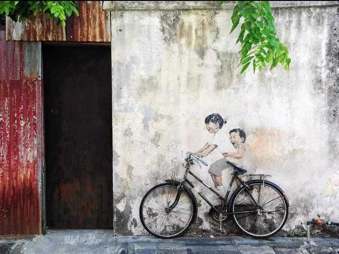 Bức tranh tường graffiti cổ điển thể hiện lịch sử phát triển của nghệ thuật vẽ tranh đường phố graffiti từ những ngày đầu