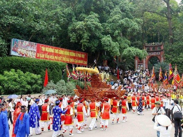 Vẽ tranh sinh hoạt con người trong một lễ hội truyền thống đầy màu sắc và ý nghĩa văn hóa dân tộc